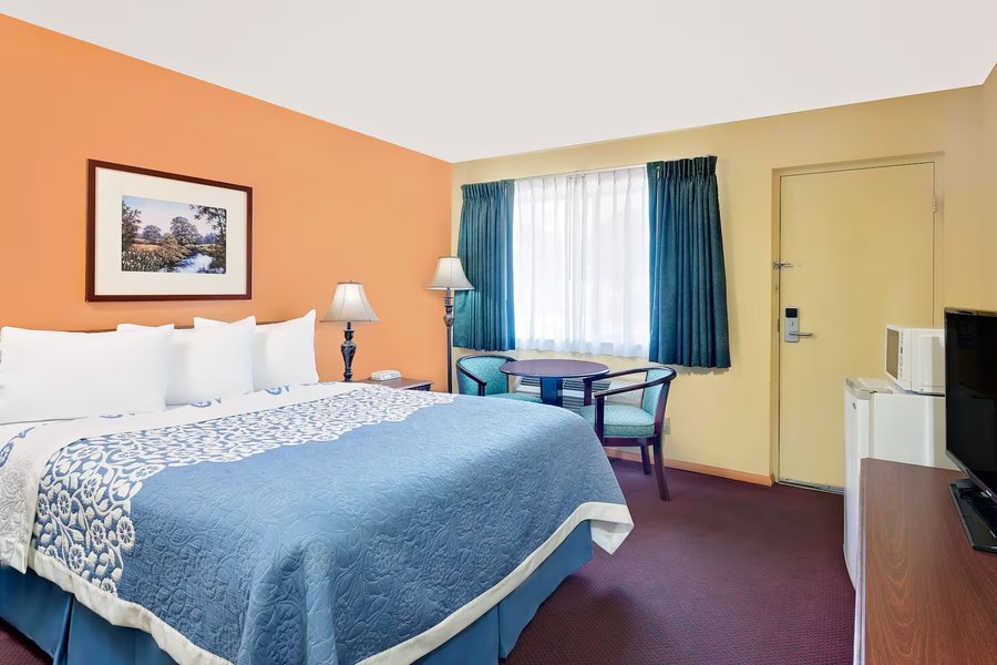 Days Inn by Wyndham Waynesboro — Guest room