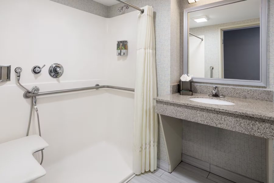 Days Inn by Wyndham West Yarmouth Hyannis Cape Cod Area — Bathroom