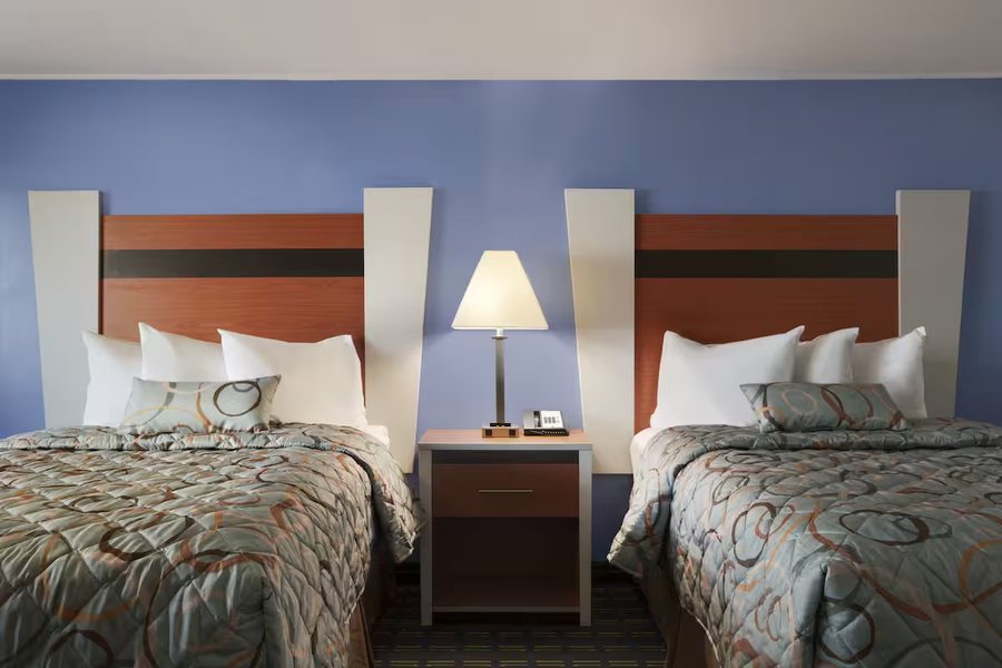Days Inn by Wyndham West Yarmouth Hyannis Cape Cod Area — Guest room