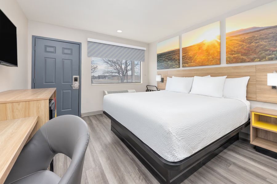 Days Inn by Wyndham Wichita Falls — Guest room