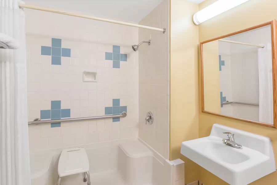 Days Inn by Wyndham Wichita West Near Airport — Bathroom