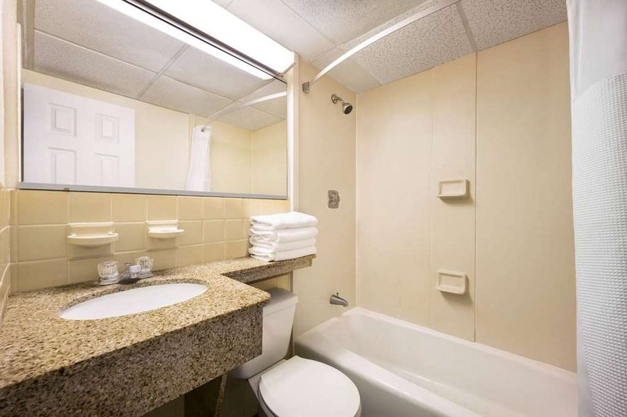 Days Inn by Wyndham Wildwood I 75 — Bathroom