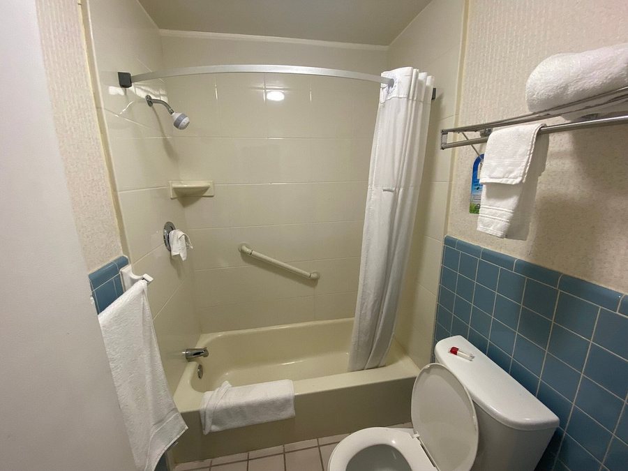 Days Inn By Wyndham Wilmington Brandywine — Bathroom