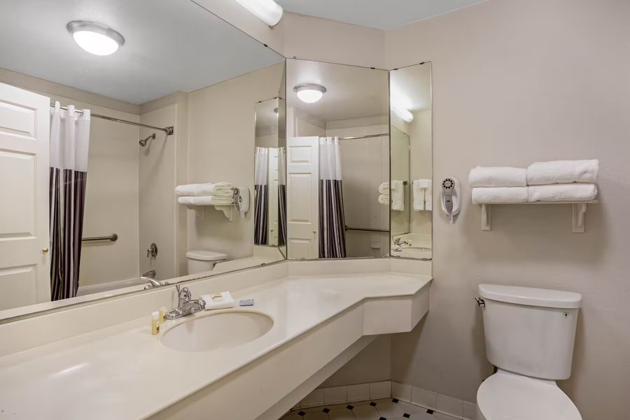 Days Inn by Wyndham Winston Salem North — Bathroom