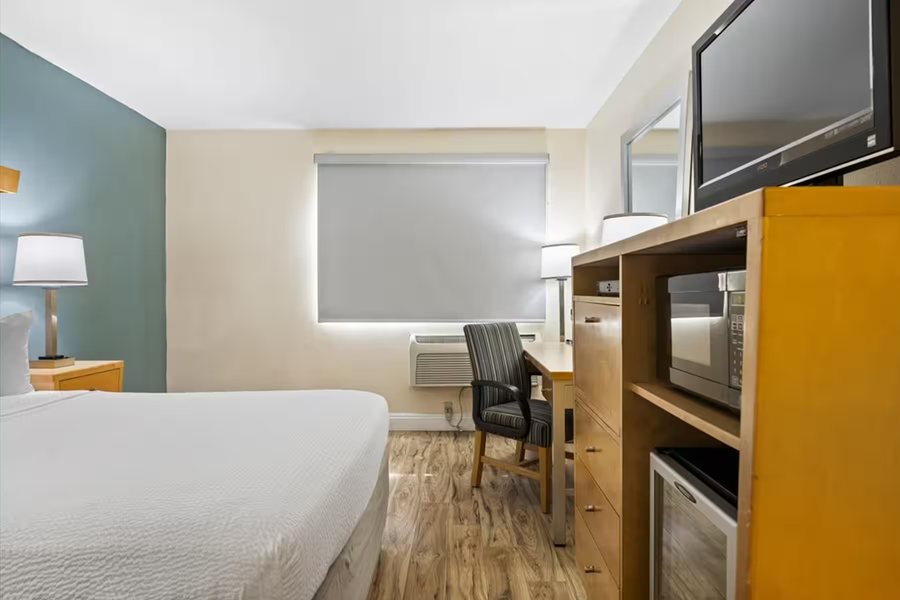 Days Inn by Wyndham Woodland — Guest room