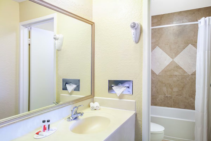 Days Inn by Wyndham Worland — Bathroom