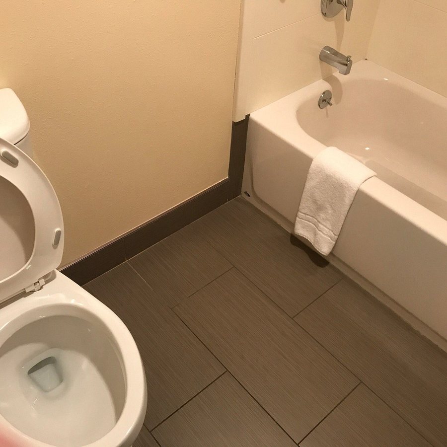 Days Inn by Wyndham Yakima — Bathroom
