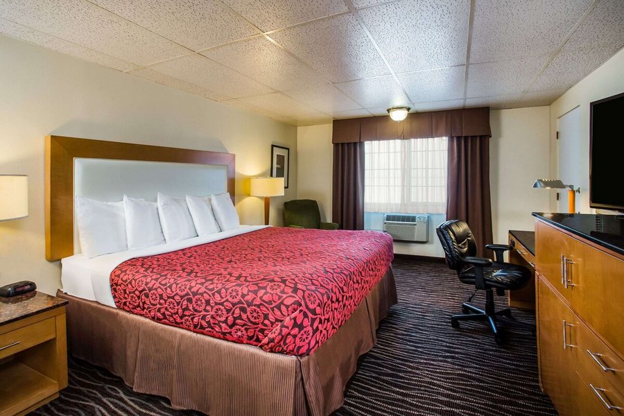Days Inn by Wyndham Yakima — Guest room