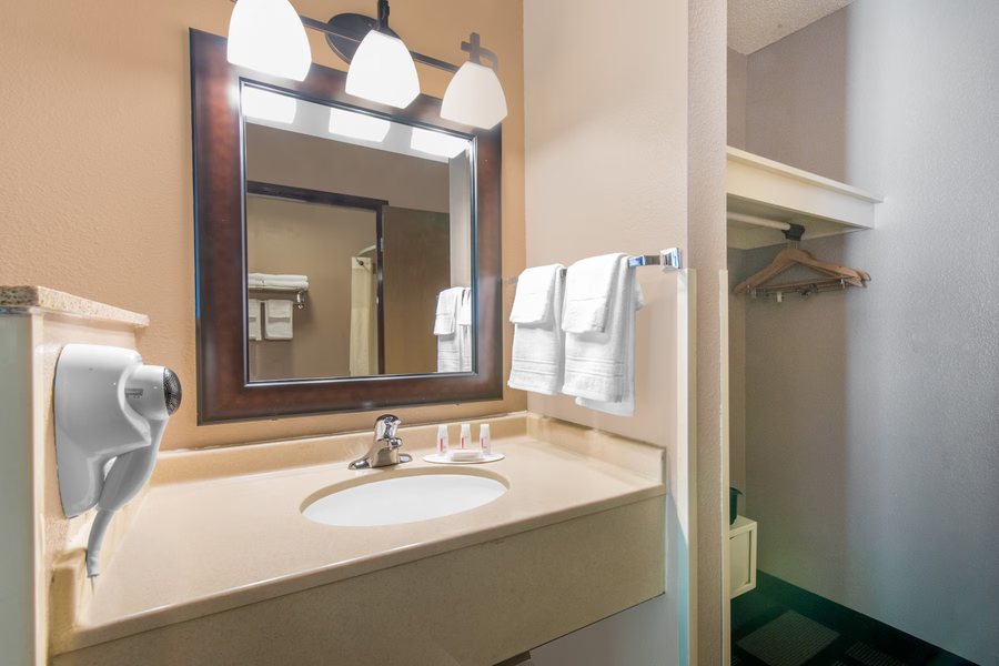 Days Inn by Wyndham Yankton SD — Bathroom