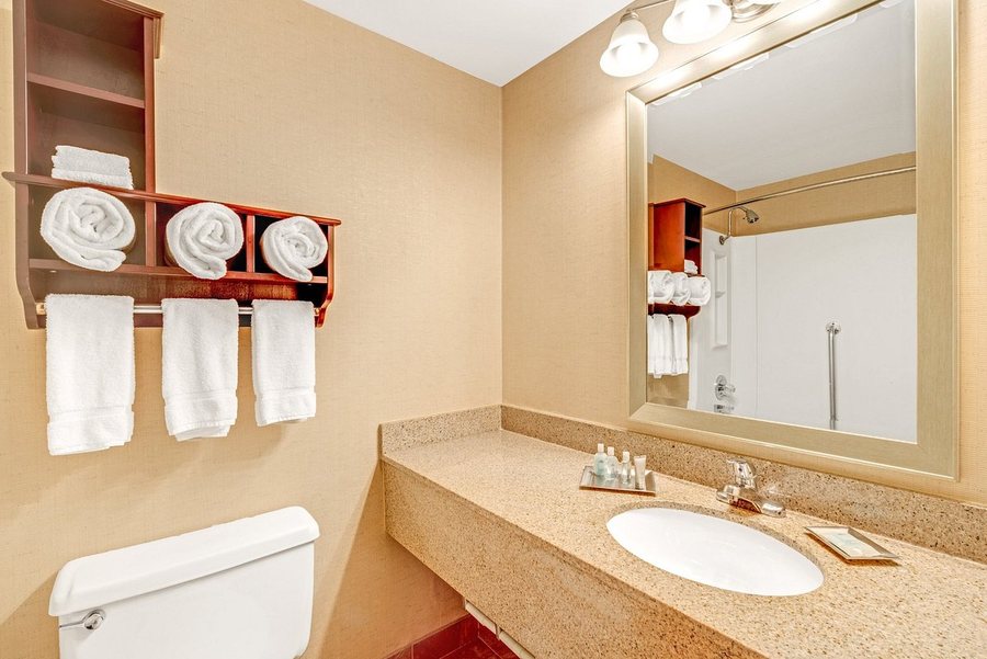 Days Inn by Wyndham York — Bathroom