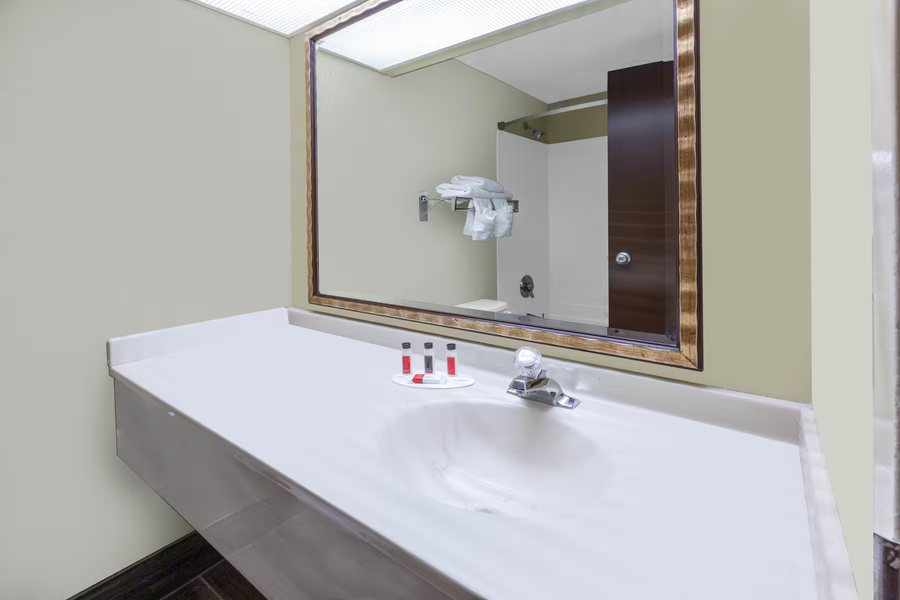Days Inn — Bathroom