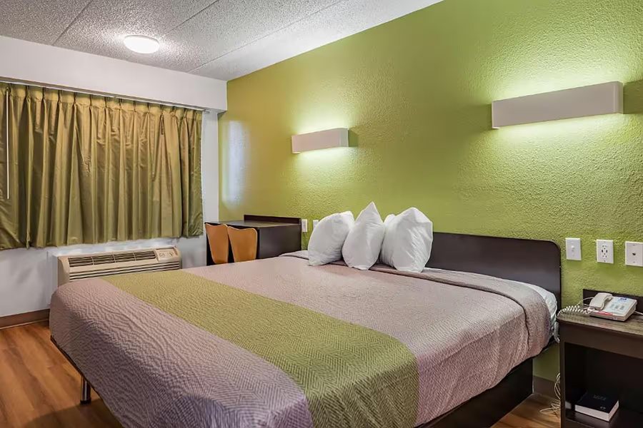 Days Inn — Guest room