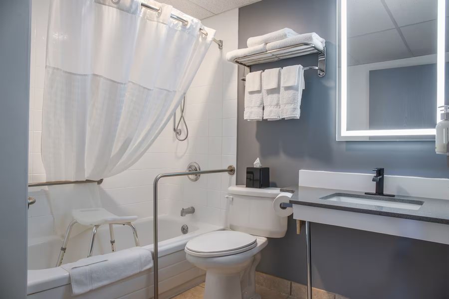 Days Inn Conf Center by Wyndham Southern Pines Pinehurst — Bathroom