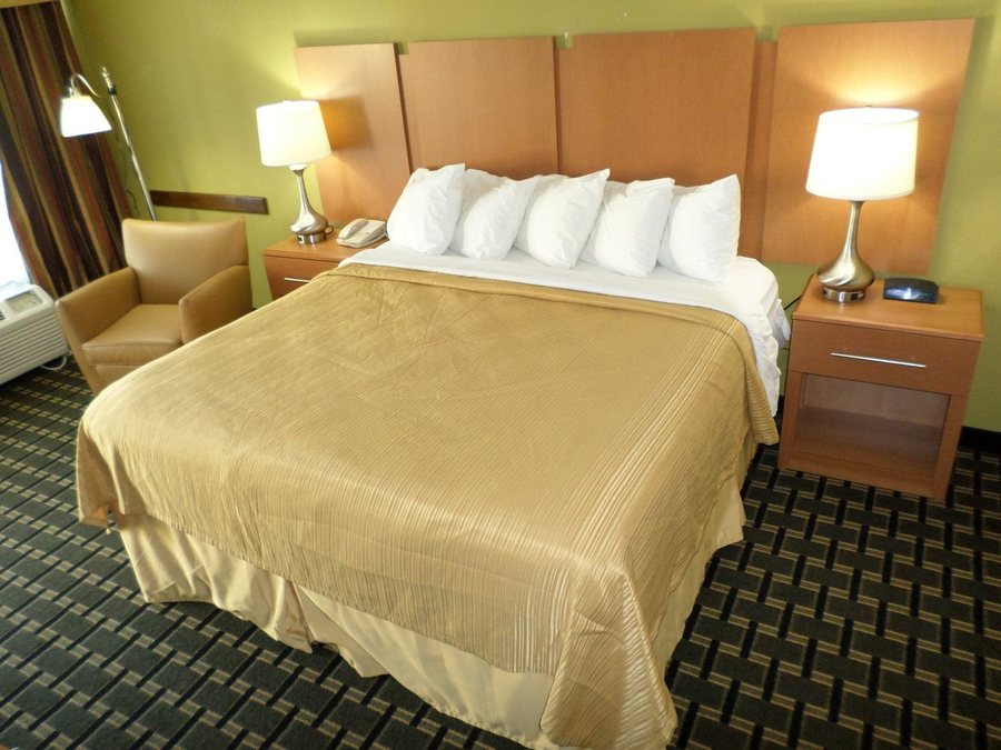 Days Inn Conf Center by Wyndham Southern Pines Pinehurst — Guest room