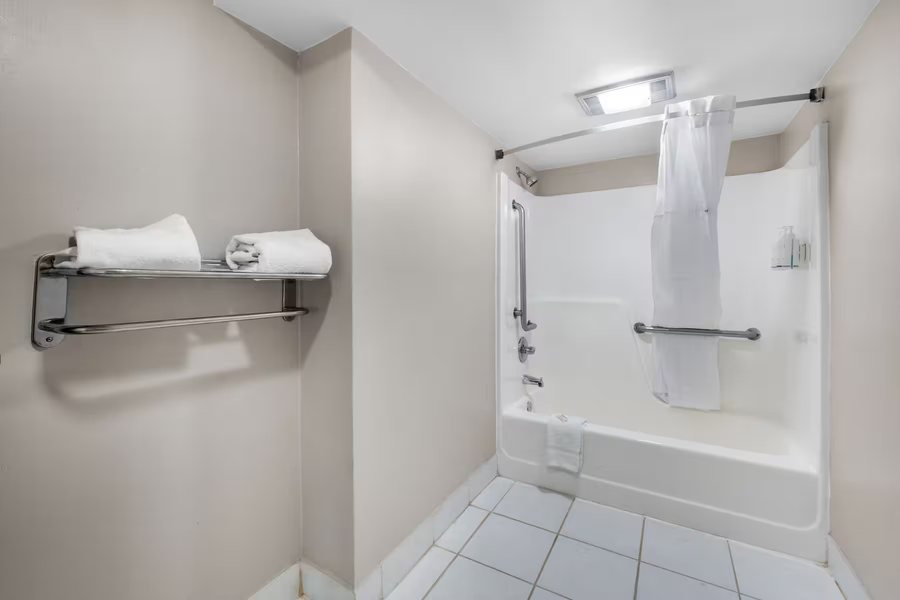 Days Inn Glenwood Crabtree — Bathroom