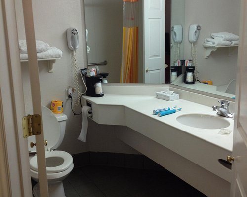 Days Inn Hoover Birmingham — Bathroom