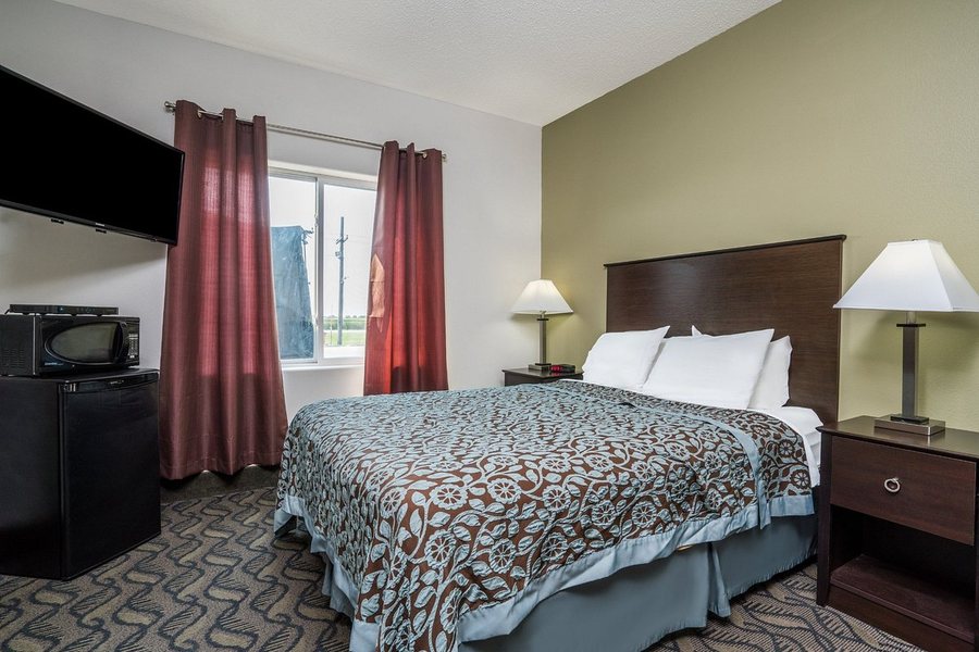Days Inn Hotel Governors Waterpark RV Park Fitness Center — Guest room