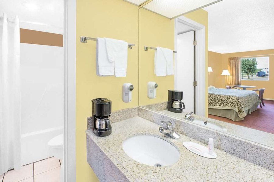 Days Inn Little Rock South — Bathroom