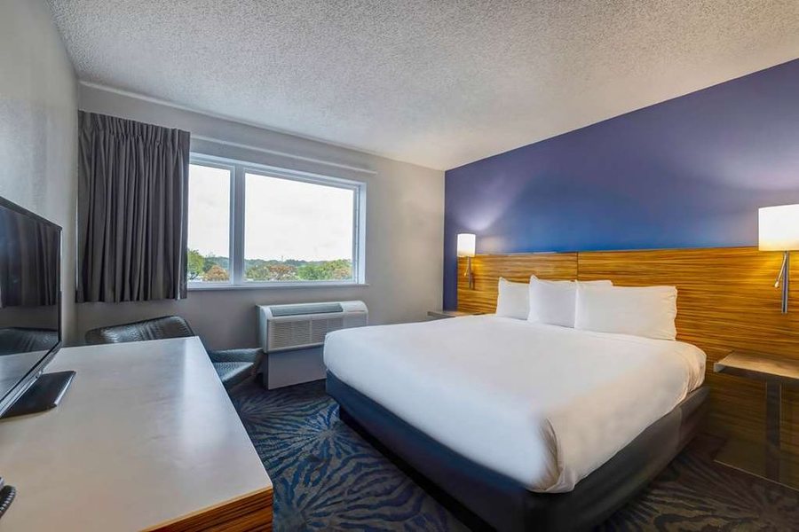 Days Inn Six Flags Ballpark Cowboys Stadium — Guest room