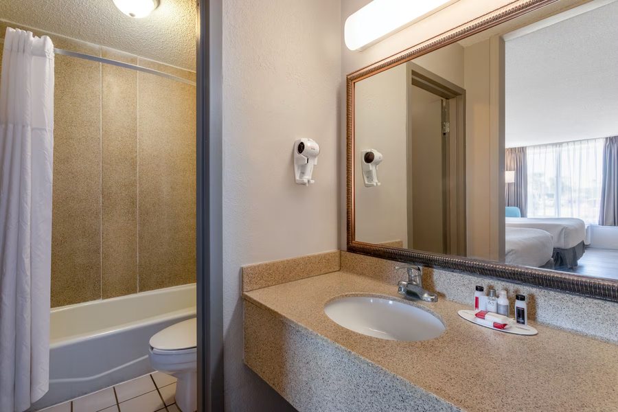 Days Inn Space Center — Bathroom