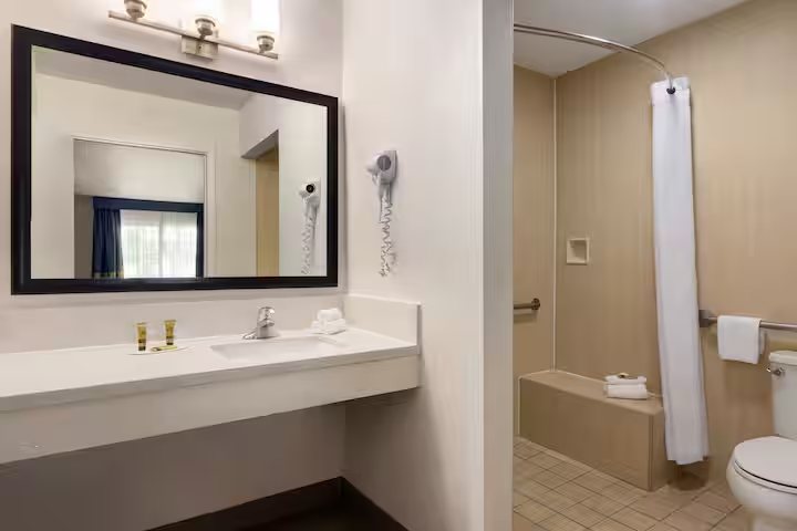 Days Inn Suites by Wyndham Anaheim at Disneyland Park — Bathroom