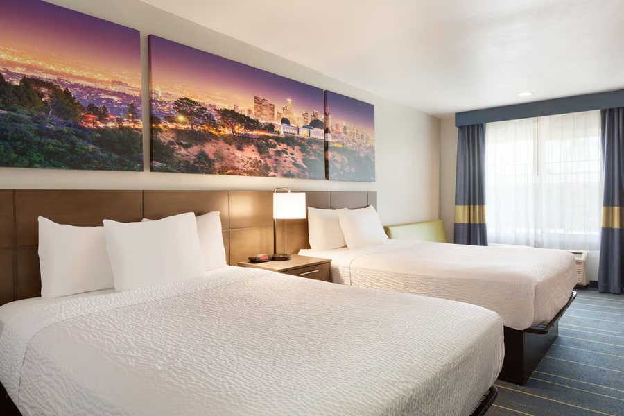 Days Inn Suites by Wyndham Anaheim at Disneyland Park — Guest room