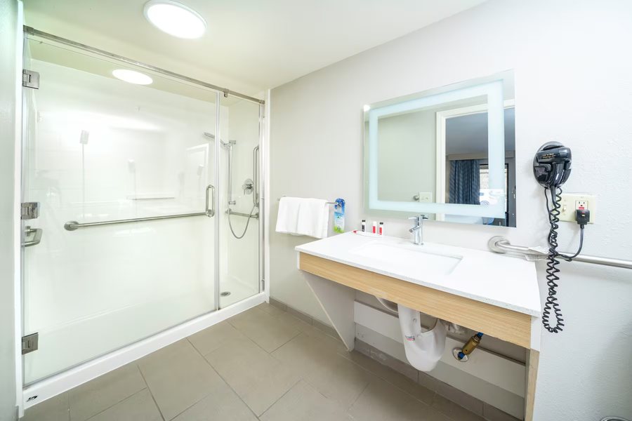 Days Inn Suites by Wyndham Antioch — Bathroom
