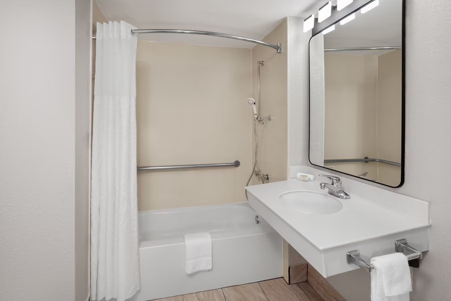 Days Inn Suites by Wyndham Arlington Near Six Flags — Bathroom