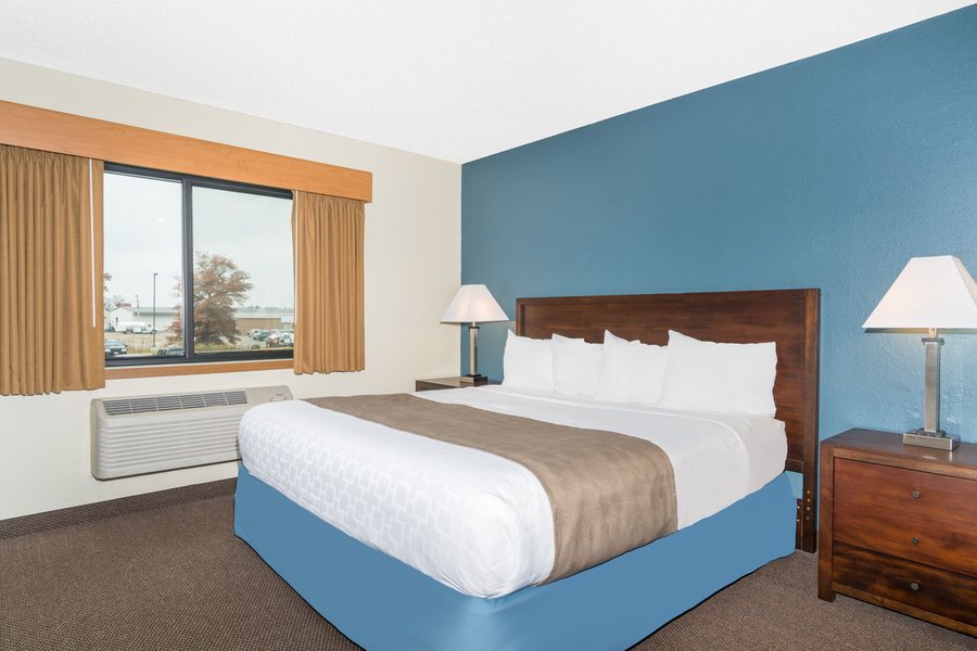 Days Inn Suites by Wyndham Baxter Brainerd Area — Guest room