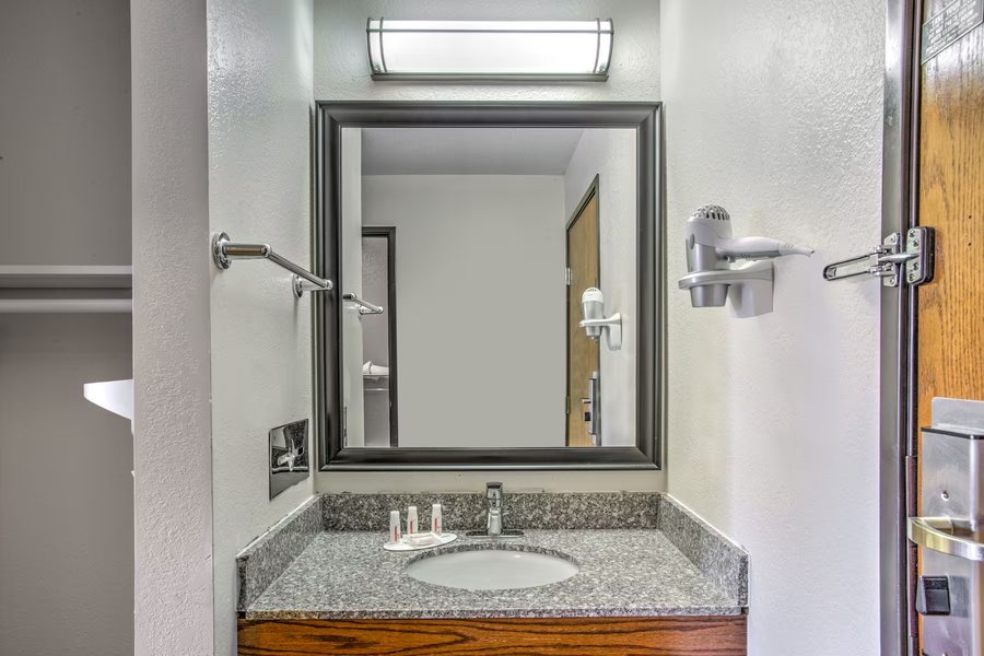 Days Inn Suites by Wyndham Bloomington Normal IL — Bathroom