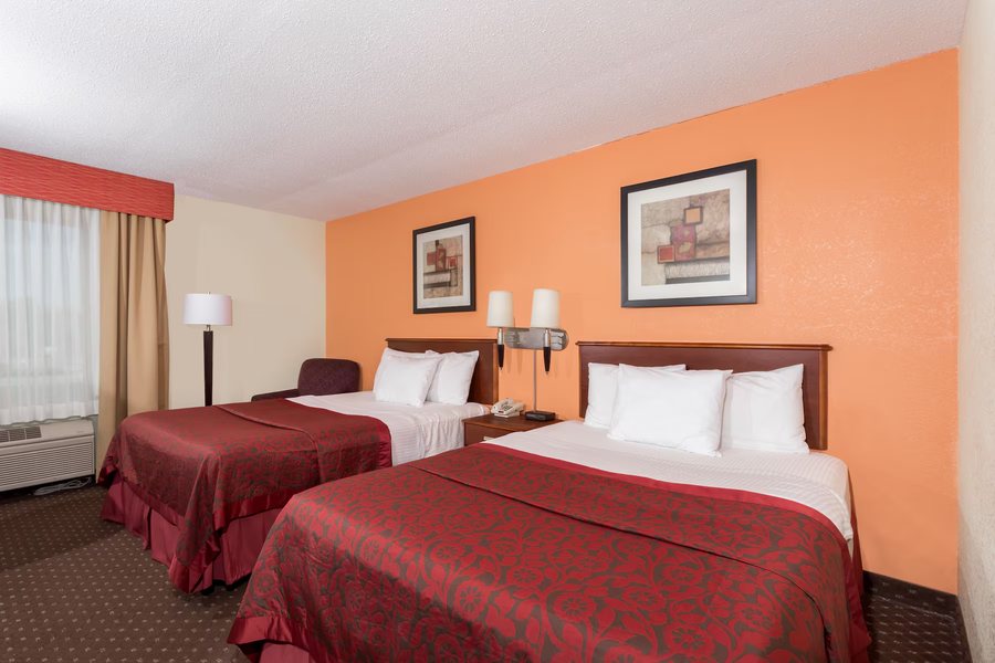 Days Inn Suites by Wyndham Bloomington Normal IL — Guest room