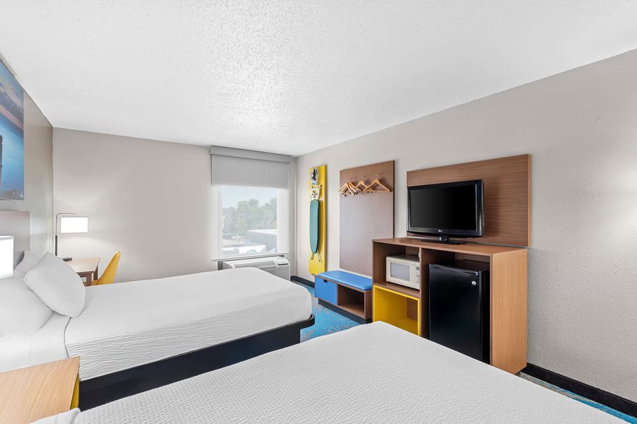 Days Inn Suites by Wyndham Cedar Rapids — Guest room