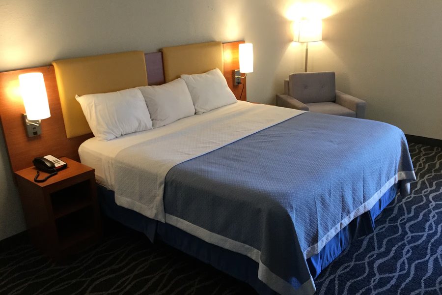 Days Inn Suites by Wyndham Cincinnati North — Guest room