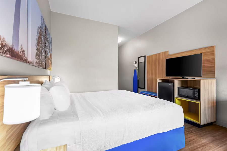 Days Inn Suites by Wyndham Collierville Germantown Area — Guest room
