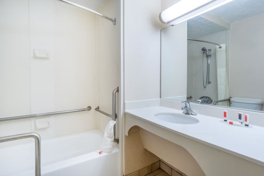 Days Inn Suites by Wyndham Columbia Airport — Bathroom