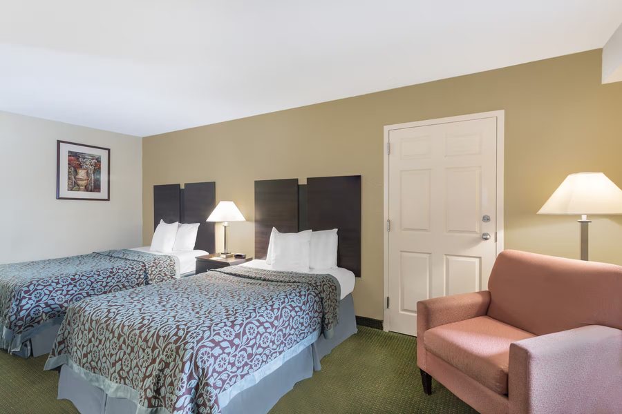 Days Inn Suites by Wyndham Columbia Airport — Guest room
