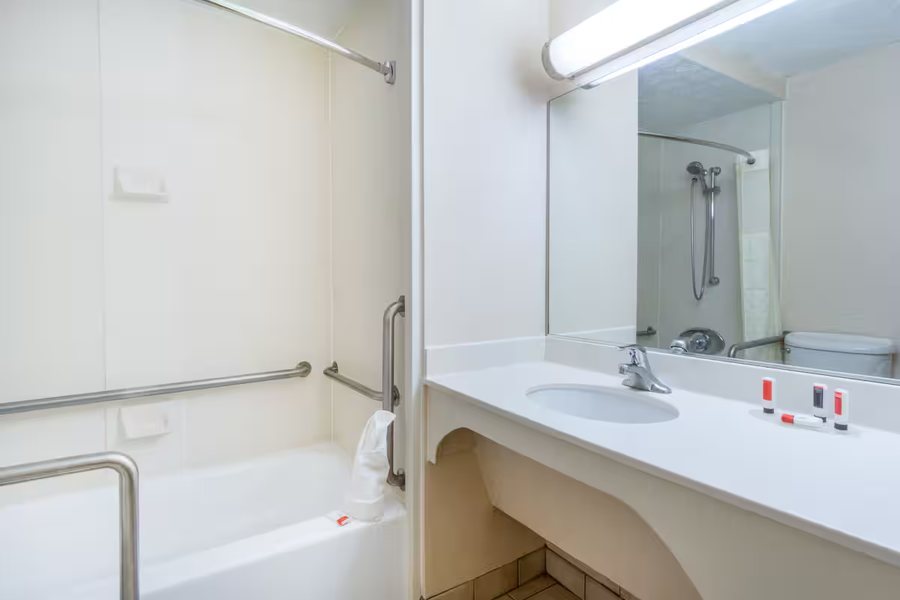 Days Inn Suites by Wyndham Columbus NE — Bathroom