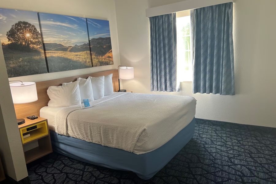Days Inn Suites by Wyndham Columbus NE — Guest room