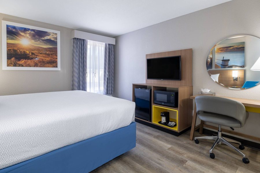 Days Inn Suites by Wyndham Commerce — Guest room