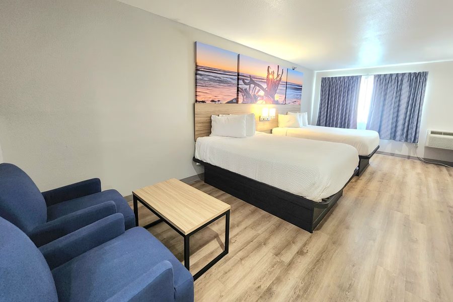 Days Inn Suites by Wyndham Corpus Christi Central — Guest room