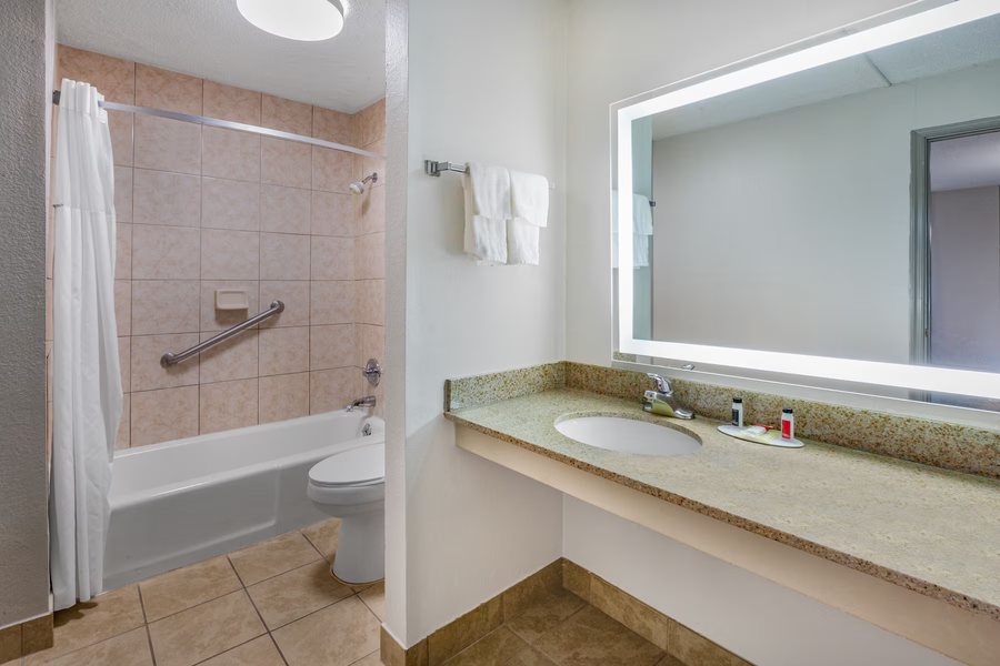 Days Inn Suites by Wyndham Cuba — Bathroom