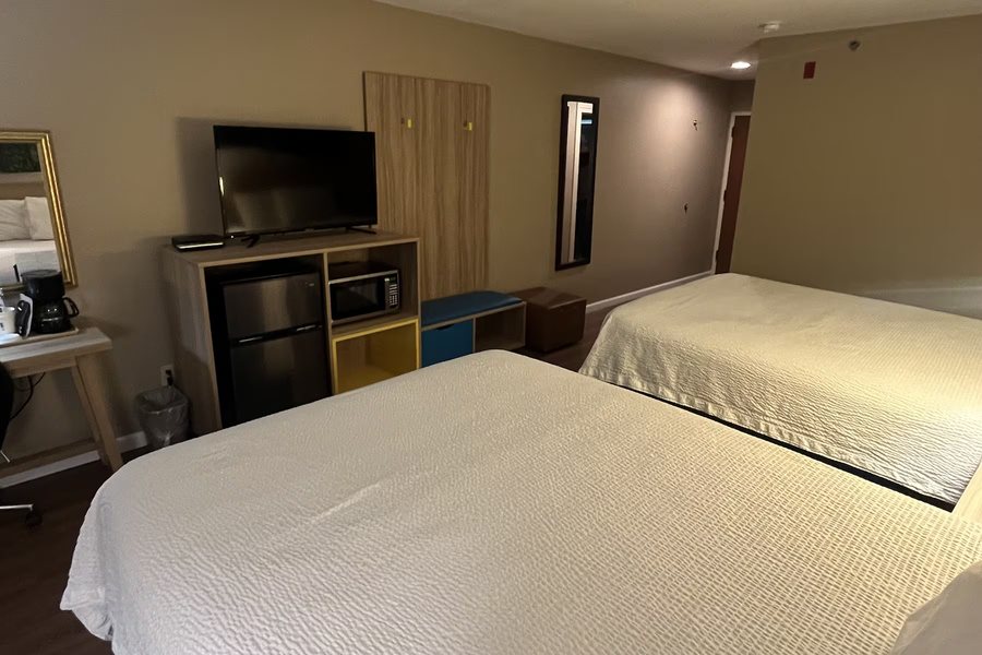 Days Inn Suites by Wyndham Cuba — Guest room