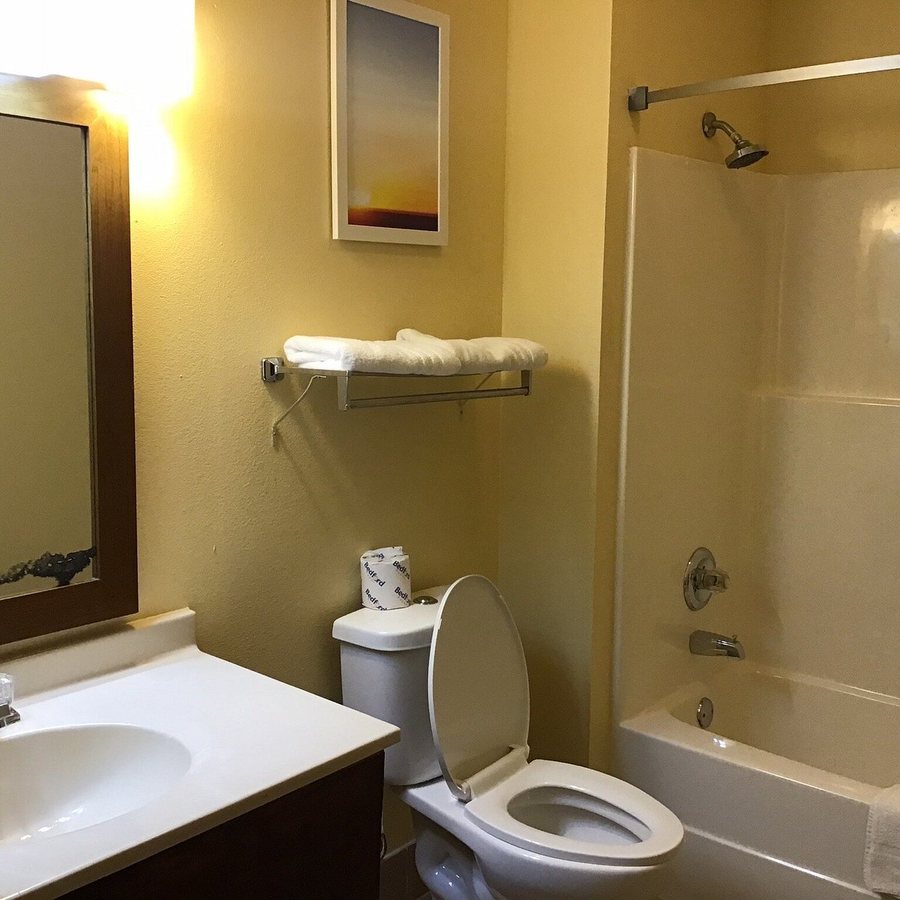 Days Inn Suites by Wyndham Davenport East — Bathroom