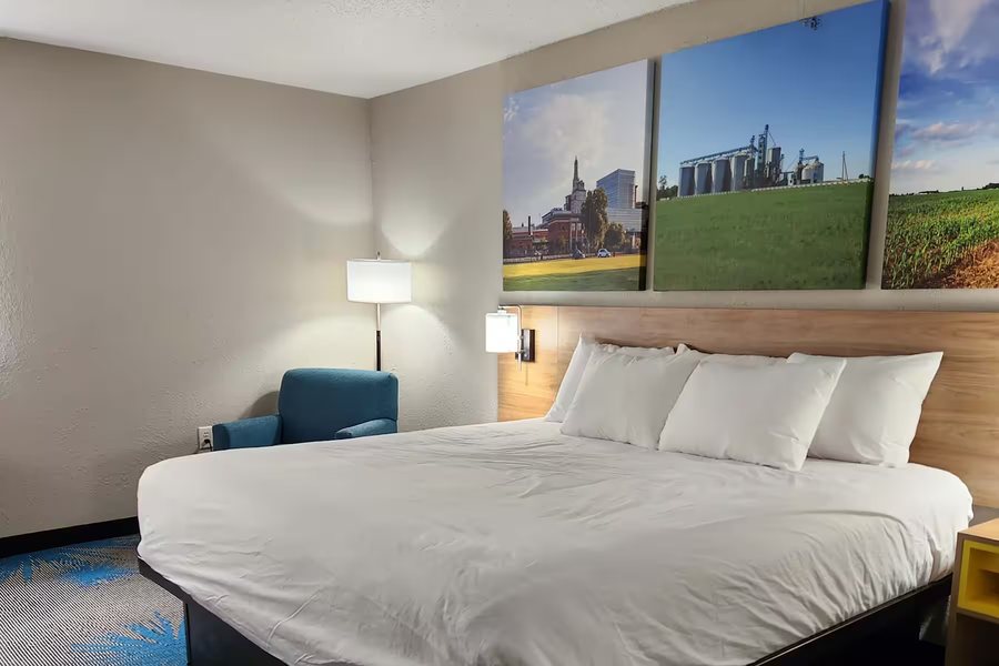 Days Inn Suites by Wyndham Davenport East — Guest room
