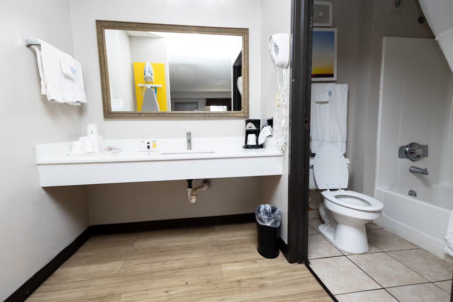 Days Inn Suites by Wyndham Dayton North — Bathroom