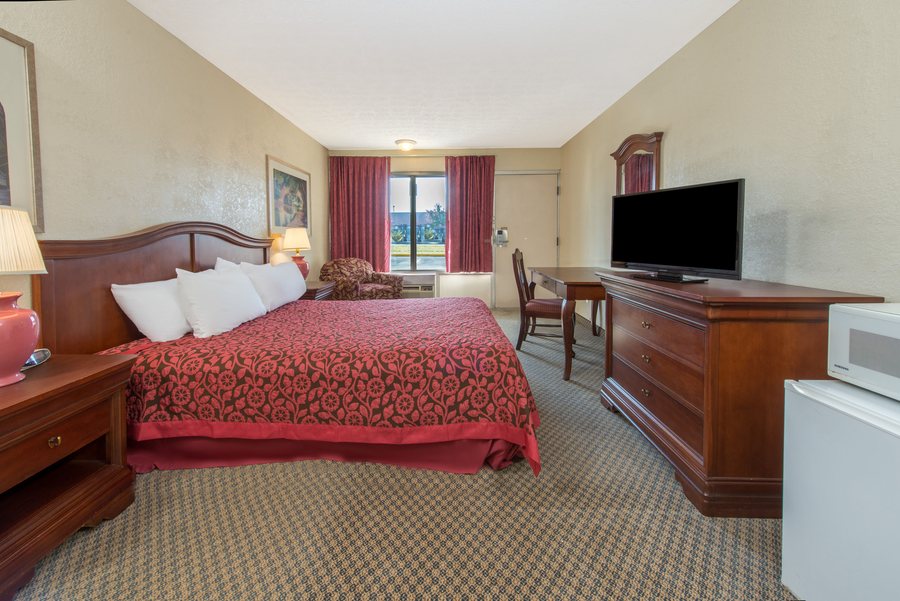 Days Inn Suites by Wyndham Dayton North — Guest room