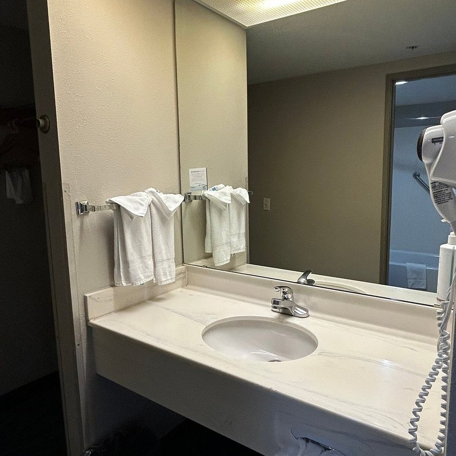 Days Inn Suites by Wyndham Denver International Airport — Bathroom