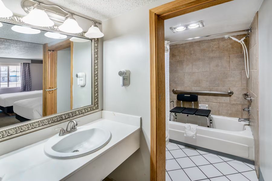 Days Inn Suites by Wyndham DeSoto — Bathroom