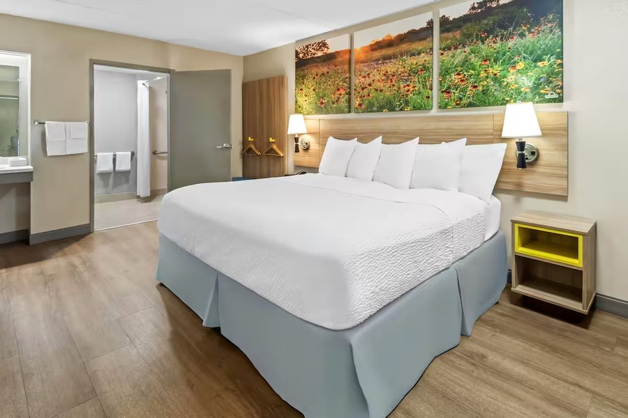 Days Inn Suites by Wyndham DeSoto — Guest room