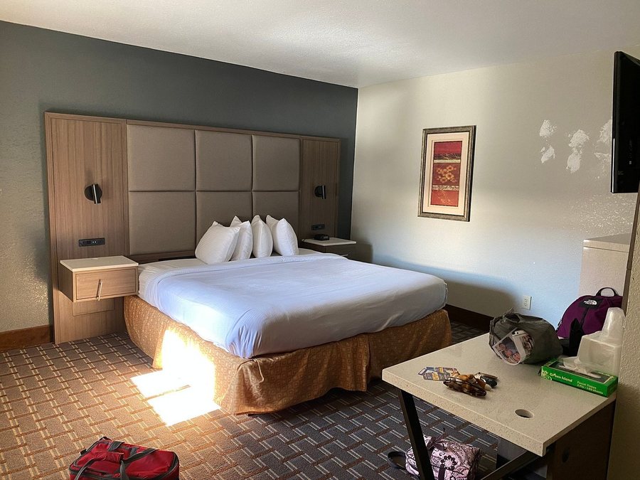 Days Inn Suites by Wyndham Downtown Gatlinburg Parkway — Guest room